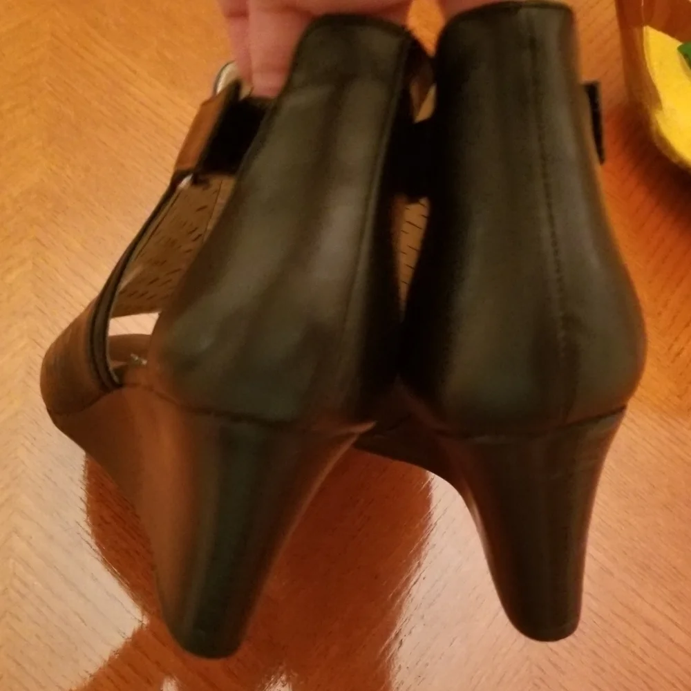 Adrianne Vittadini Wedges Heels Comfort booties